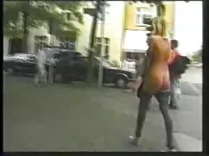 فتاة, نظارات وزملاء  ...
