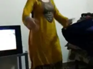 الجمال واثنين من الن ...
